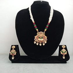 Elegant traditional necklace set with matching earrings